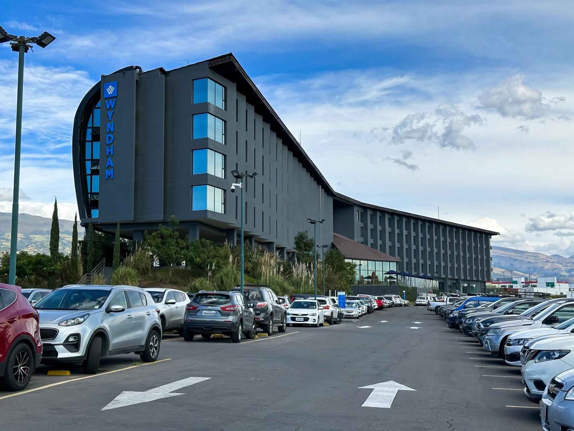 Wyndham Quito Airport Ξενοδοχείο Puembo Εξωτερικό φωτογραφία The hotel in 2019