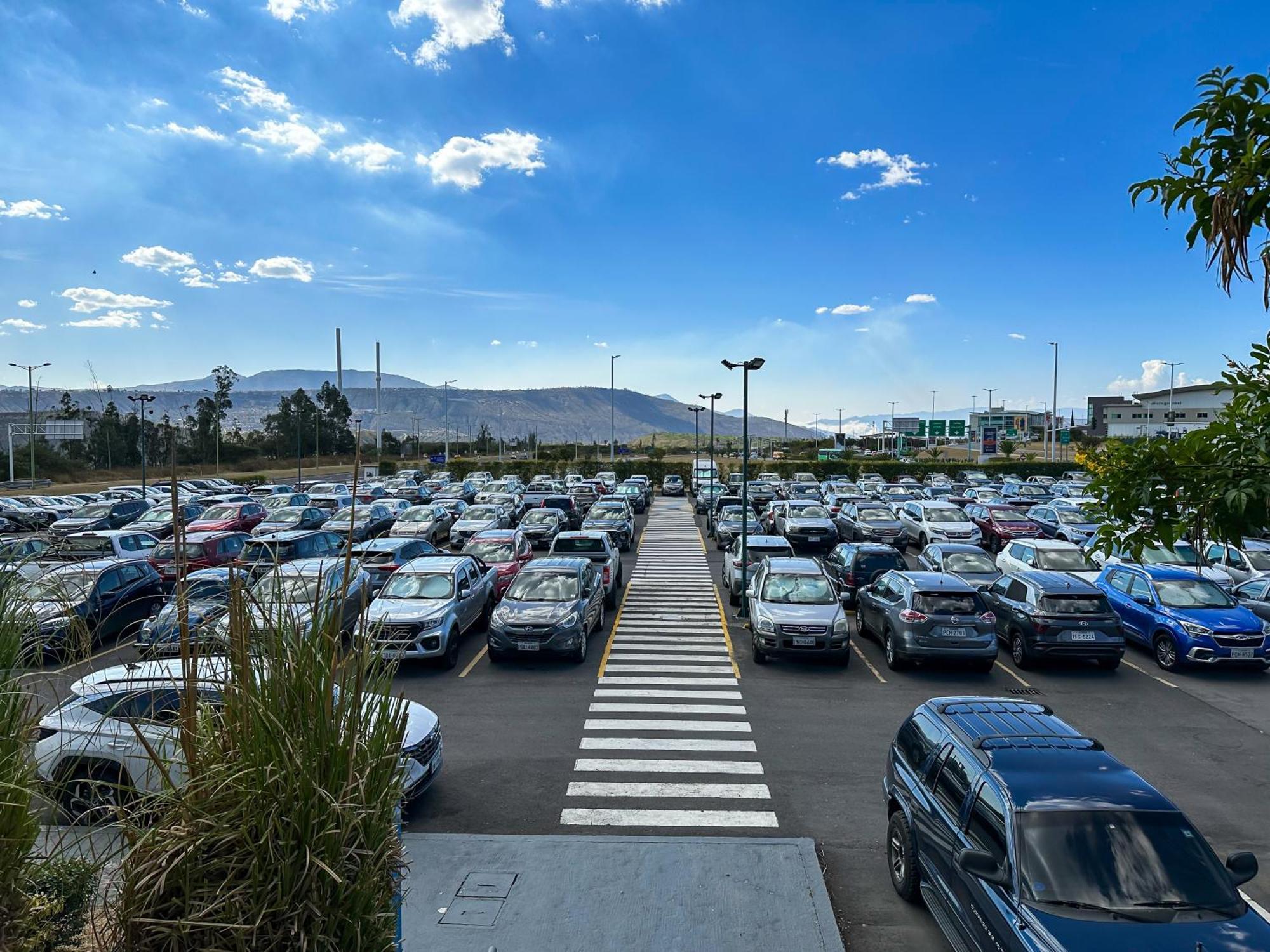 Wyndham Quito Airport Ξενοδοχείο Puembo Εξωτερικό φωτογραφία Parking lot at the airport