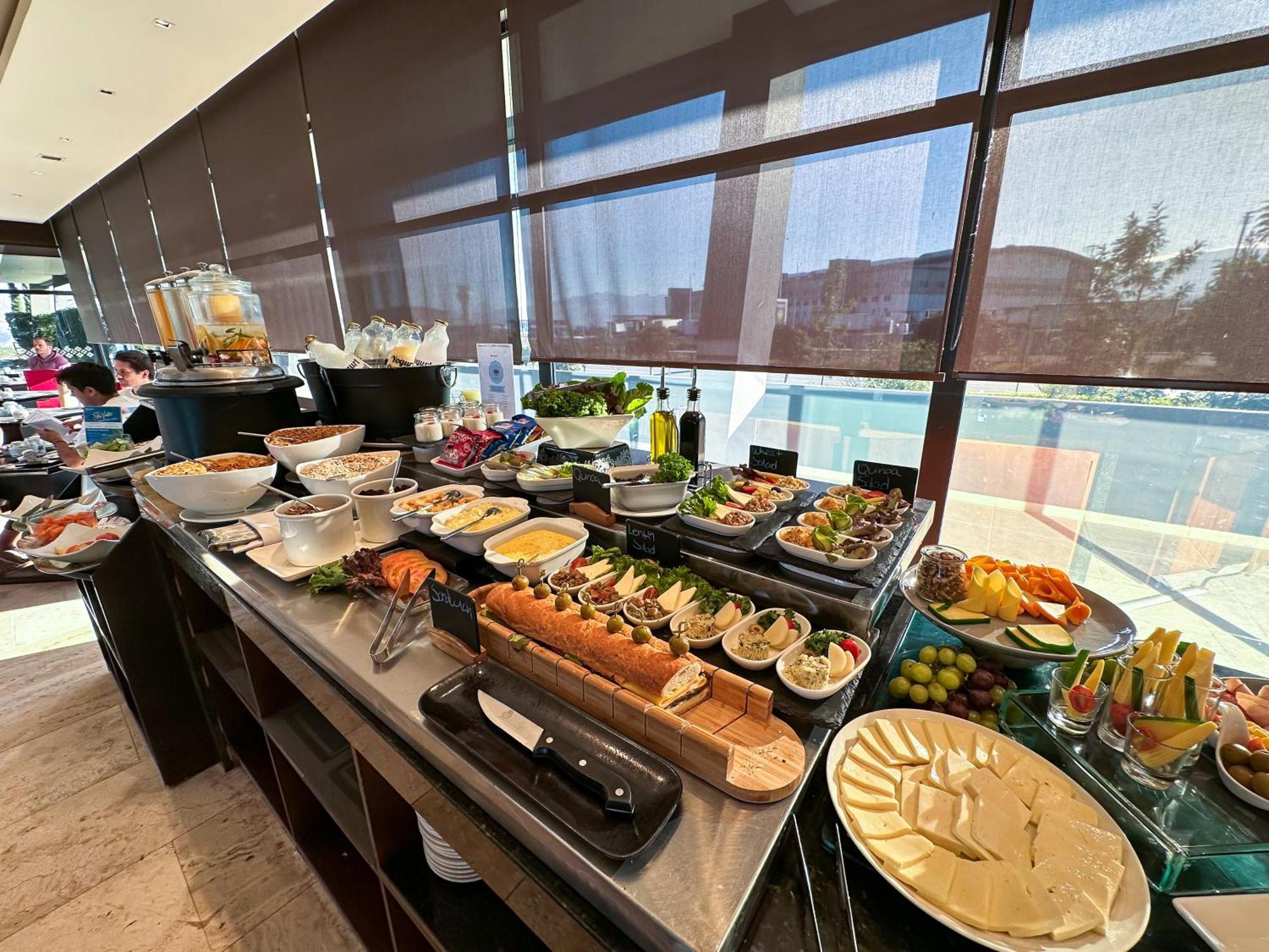 Wyndham Quito Airport Ξενοδοχείο Puembo Εξωτερικό φωτογραφία A buffet at a hotel