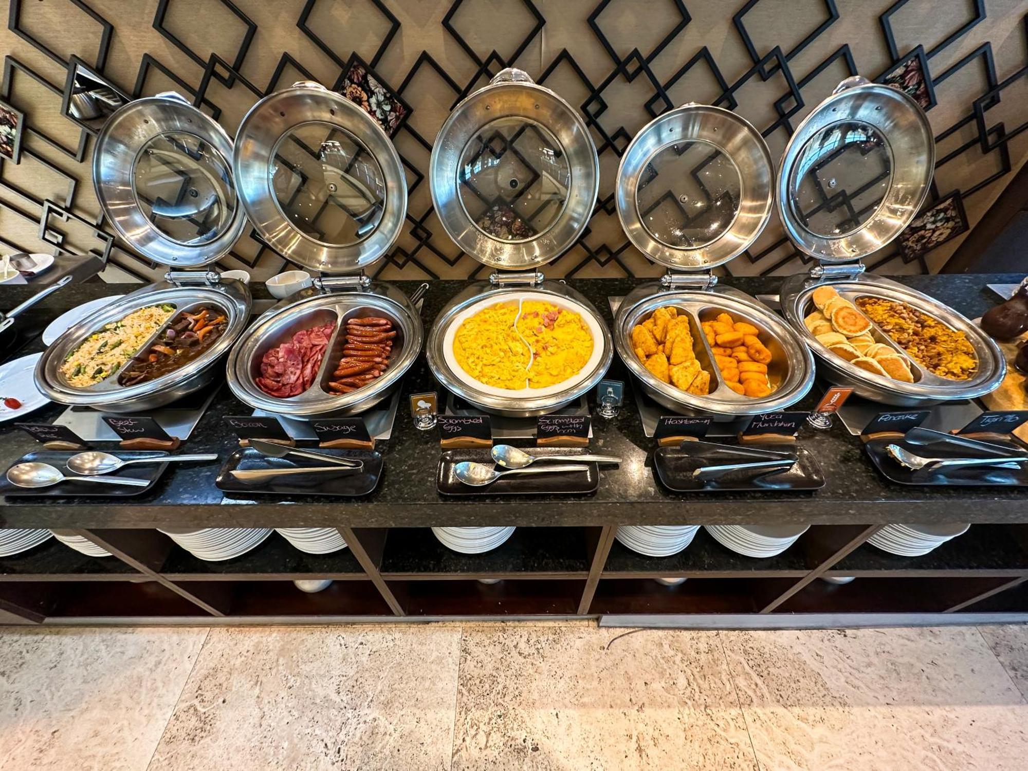 Wyndham Quito Airport Ξενοδοχείο Puembo Εξωτερικό φωτογραφία A selection of chafing dishes at a buffet