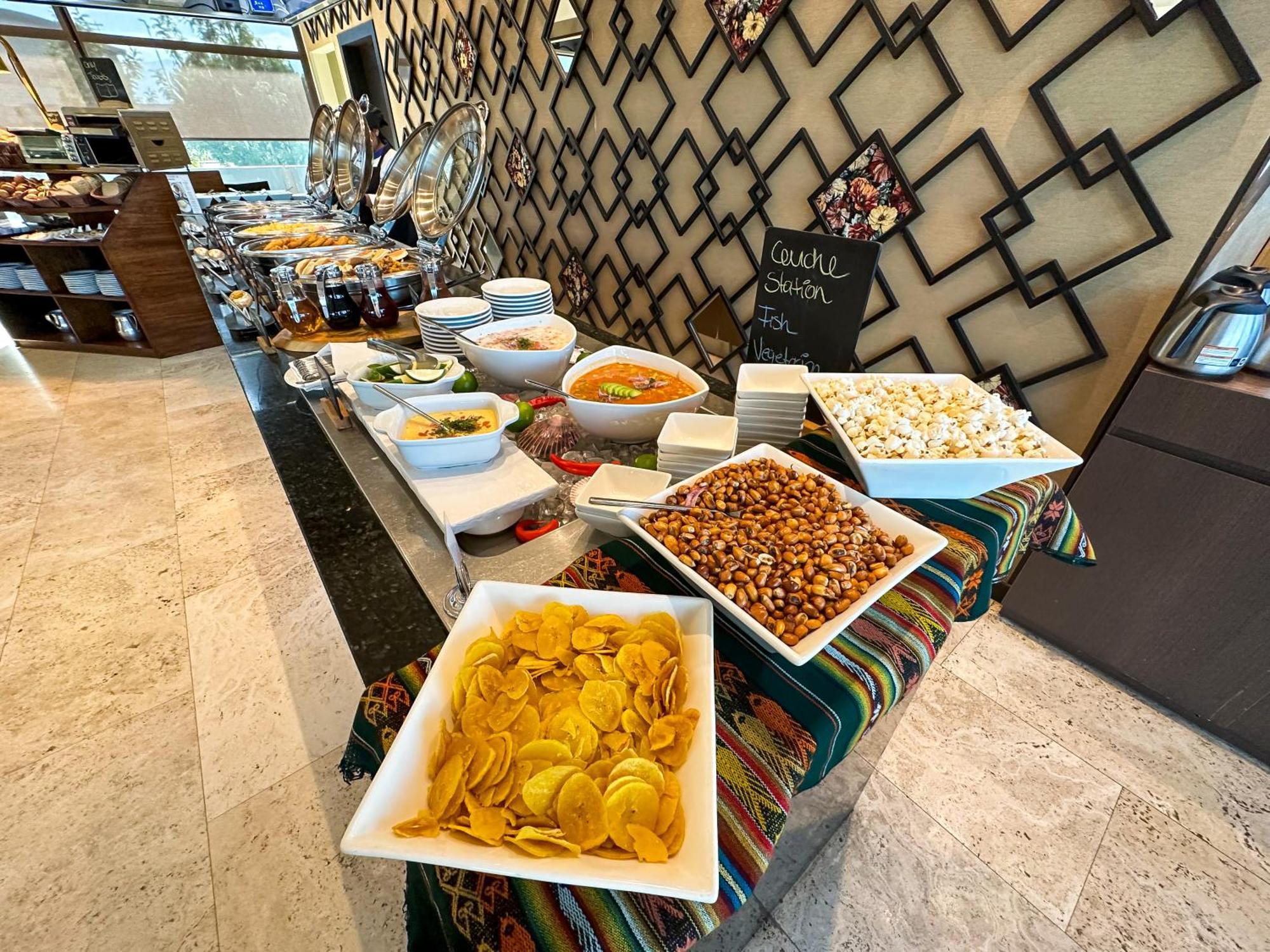 Wyndham Quito Airport Ξενοδοχείο Puembo Εξωτερικό φωτογραφία A selection of snacks at a buffet