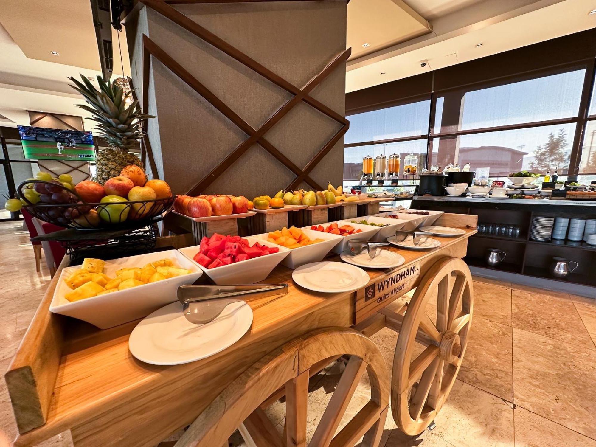 Wyndham Quito Airport Ξενοδοχείο Puembo Εξωτερικό φωτογραφία A fruit salad bar