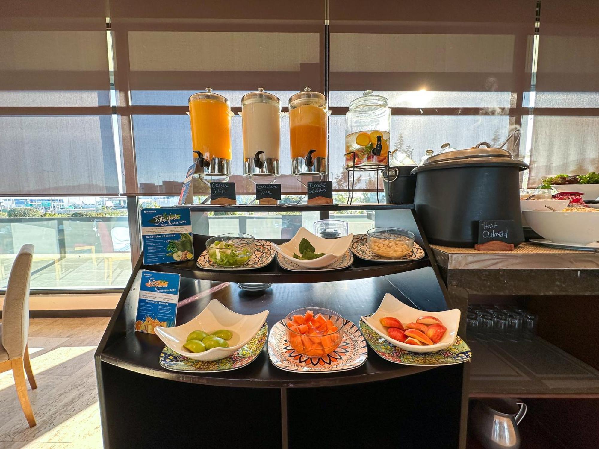 Wyndham Quito Airport Ξενοδοχείο Puembo Εξωτερικό φωτογραφία A selection of fruit and juice at the lounge
