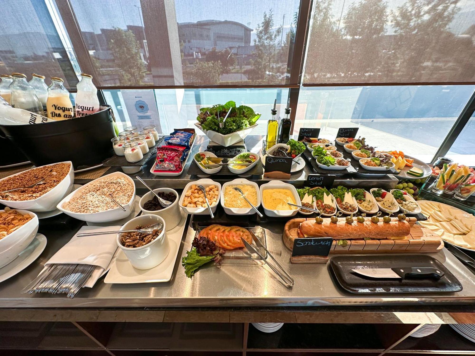 Wyndham Quito Airport Ξενοδοχείο Puembo Εξωτερικό φωτογραφία A salad bar