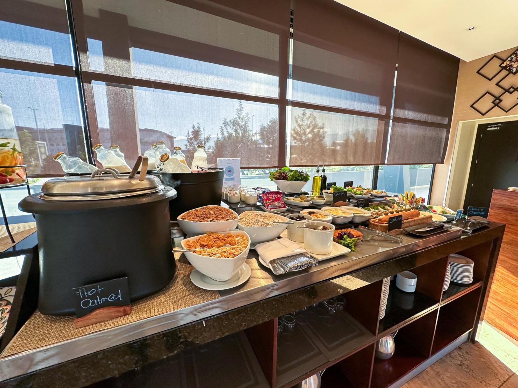 Wyndham Quito Airport Ξενοδοχείο Puembo Εξωτερικό φωτογραφία A buffet at a hotel
