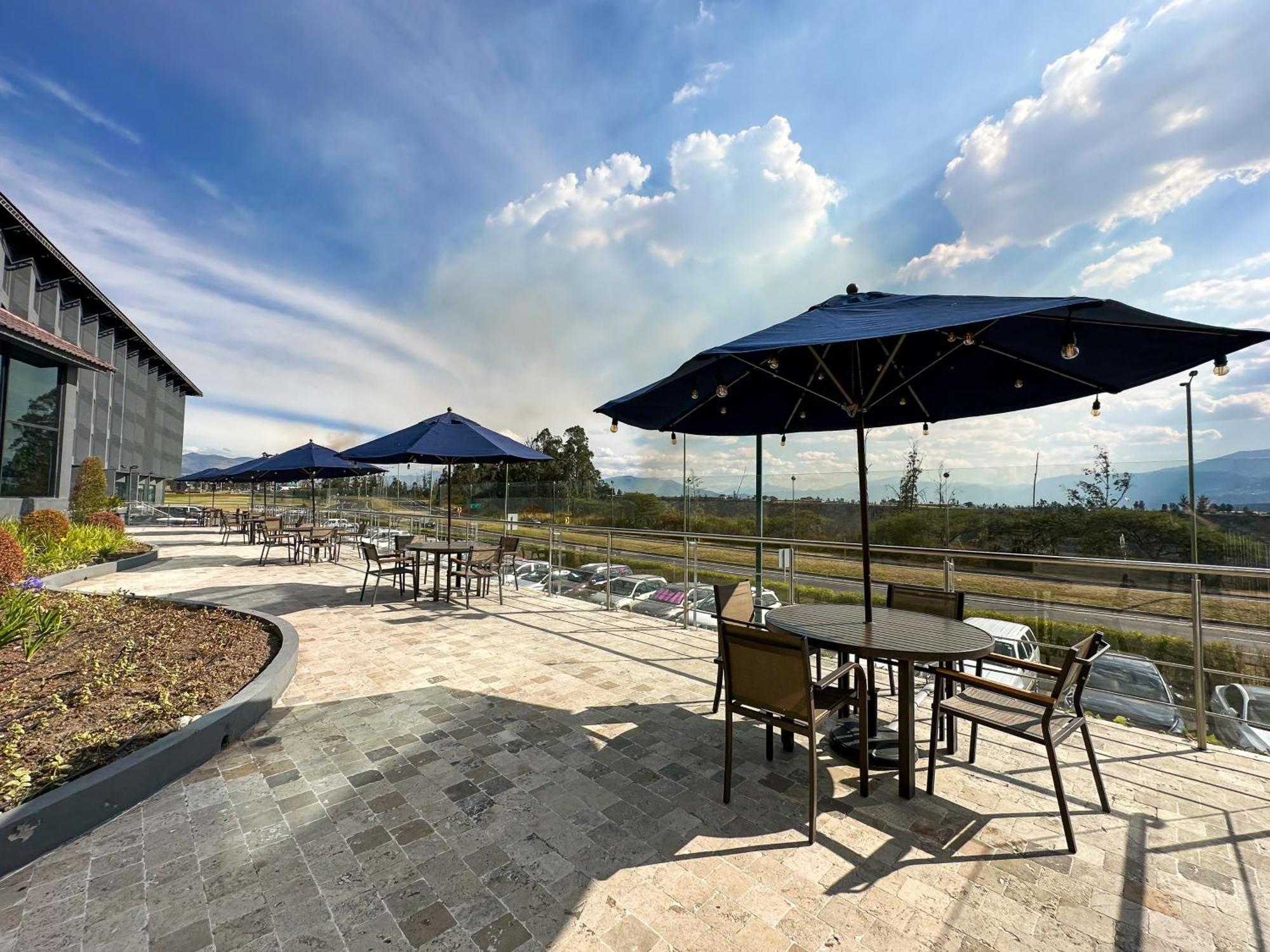 Wyndham Quito Airport Ξενοδοχείο Puembo Εξωτερικό φωτογραφία The patio at the new library