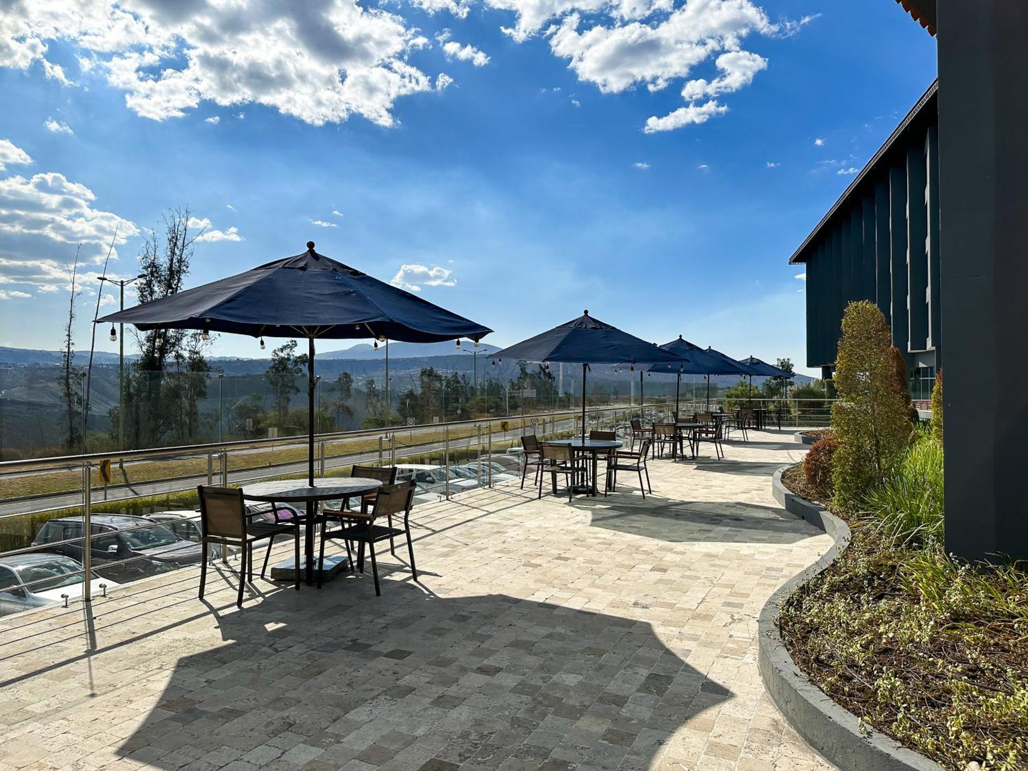 Wyndham Quito Airport Ξενοδοχείο Puembo Εξωτερικό φωτογραφία The patio at the 2019-opened station