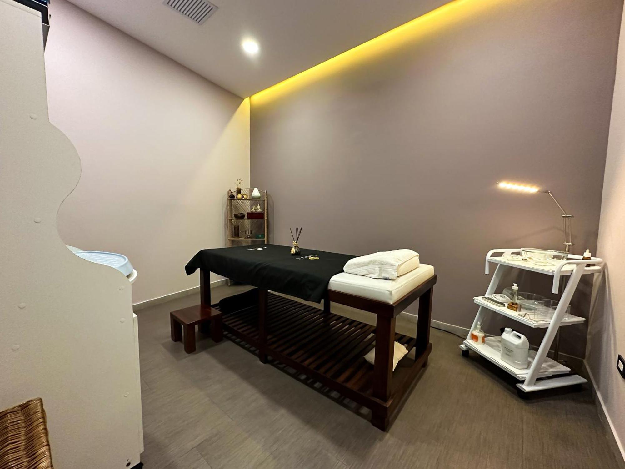Wyndham Quito Airport Ξενοδοχείο Puembo Εξωτερικό φωτογραφία A massage table