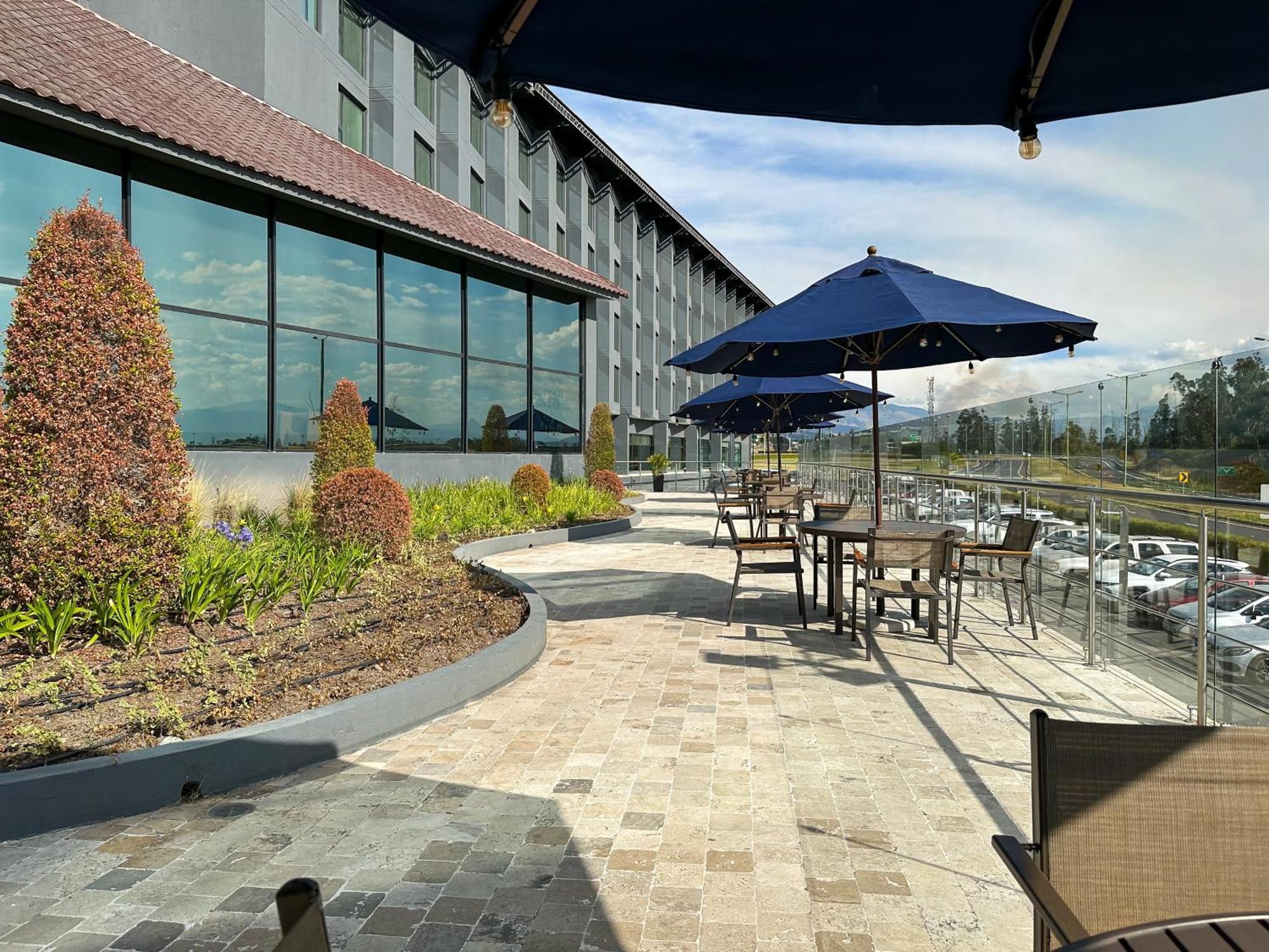 Wyndham Quito Airport Ξενοδοχείο Puembo Εξωτερικό φωτογραφία The patio at the airport's business center