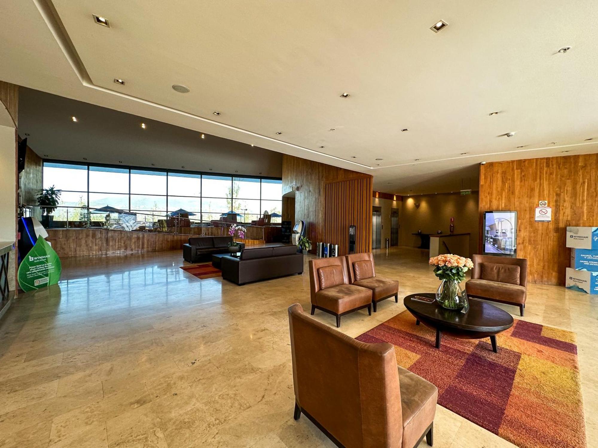 Wyndham Quito Airport Ξενοδοχείο Puembo Εξωτερικό φωτογραφία The lobby of the airport