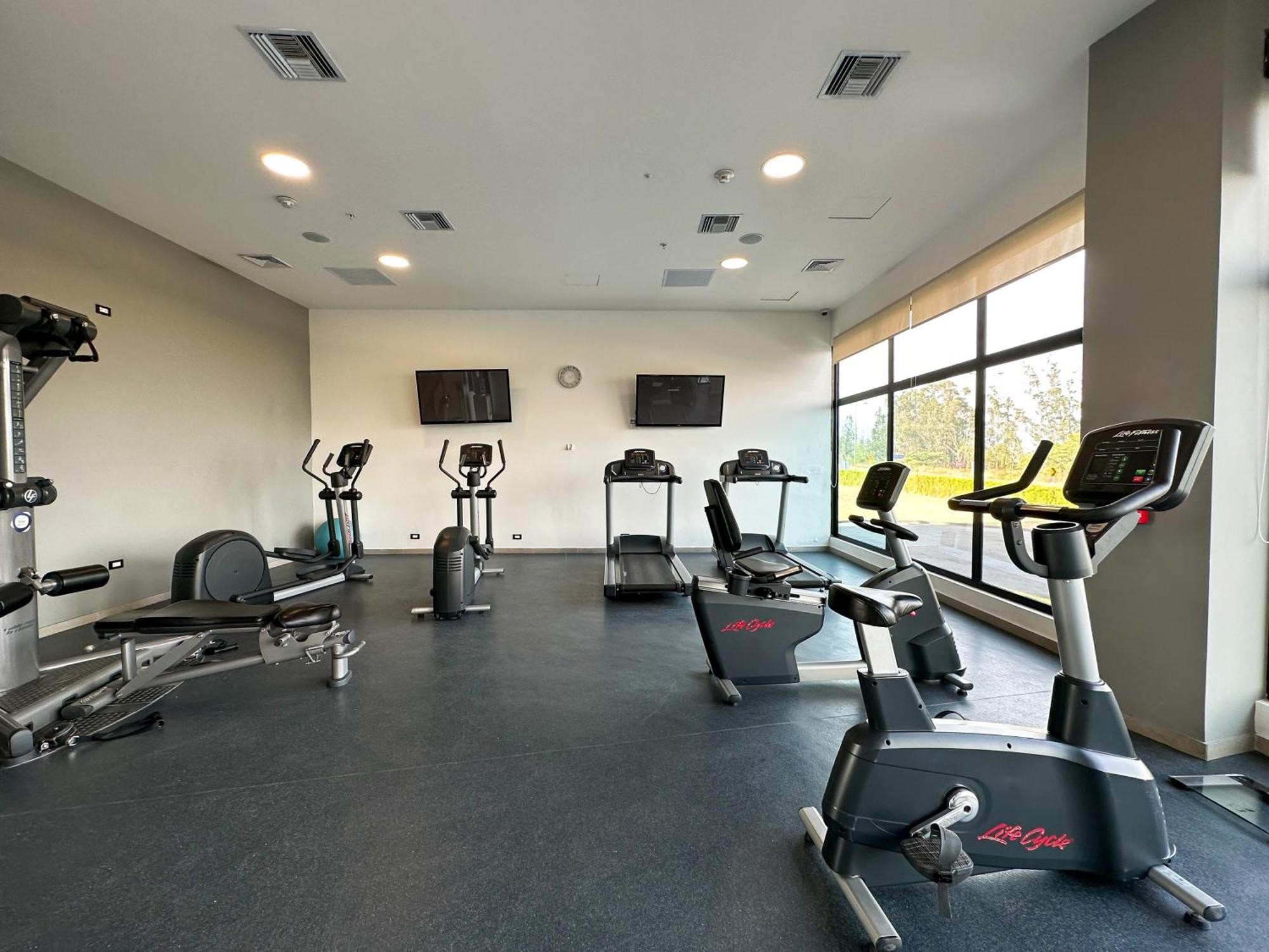 Wyndham Quito Airport Ξενοδοχείο Puembo Εξωτερικό φωτογραφία The gym at the hotel