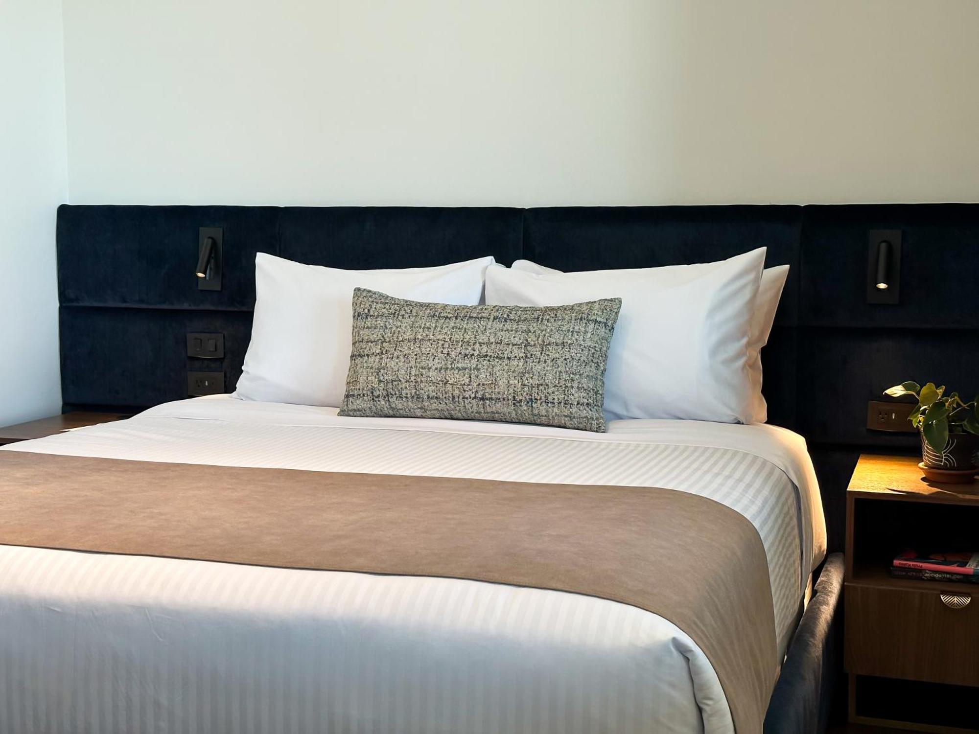 Wyndham Quito Airport Ξενοδοχείο Puembo Εξωτερικό φωτογραφία A bed with a bed runner