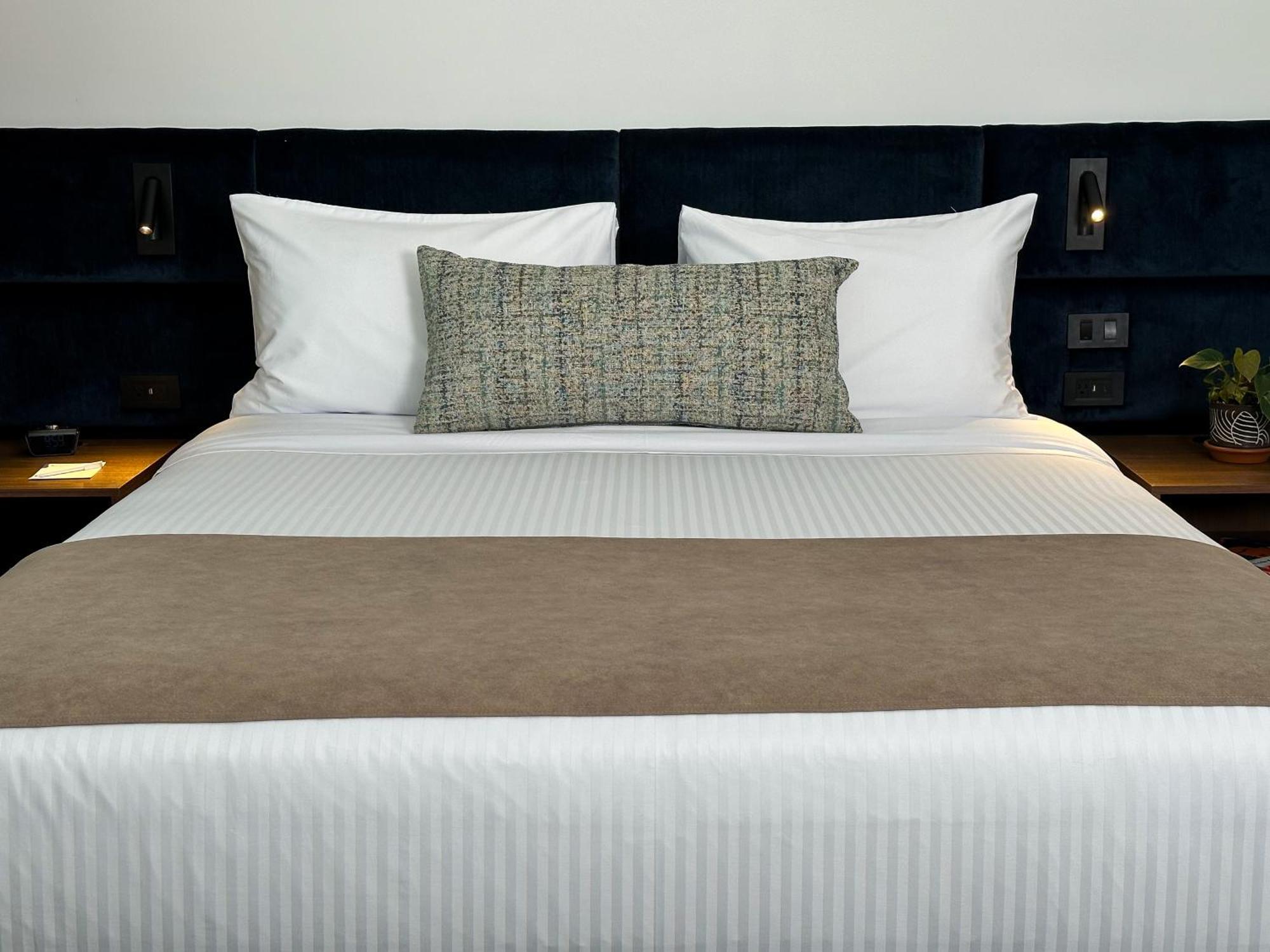 Wyndham Quito Airport Ξενοδοχείο Puembo Εξωτερικό φωτογραφία A bed runner