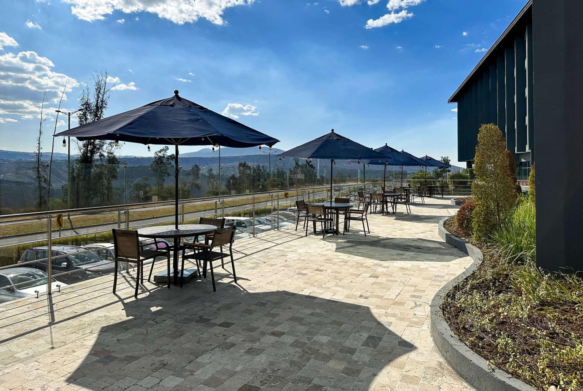 Wyndham Quito Airport Ξενοδοχείο Puembo Εξωτερικό φωτογραφία The patio at the new library